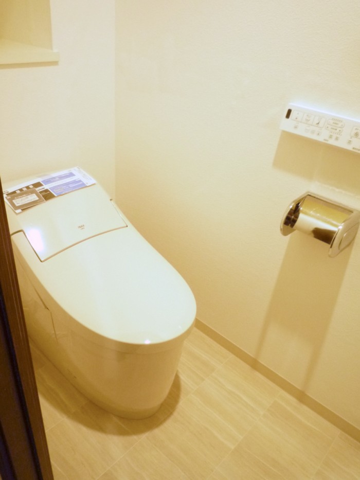 柔らかく優しい印象の流線的デザインでトイレ空間を演出 世田谷区S様邸 柔らかく優しい印象の流線的デザインでトイレ空間を演出 世田谷区S様邸